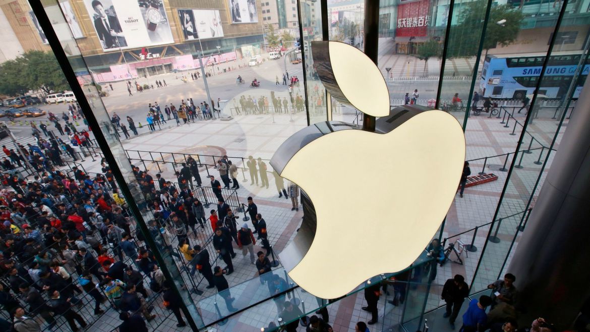 Un adolescent de doar 16 ani a spart reţeaua Apple şi a accesat datele clienţilor